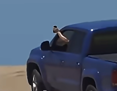 Irresponsabilidad vial: el infractor filmaba a su familia mientras conducía.