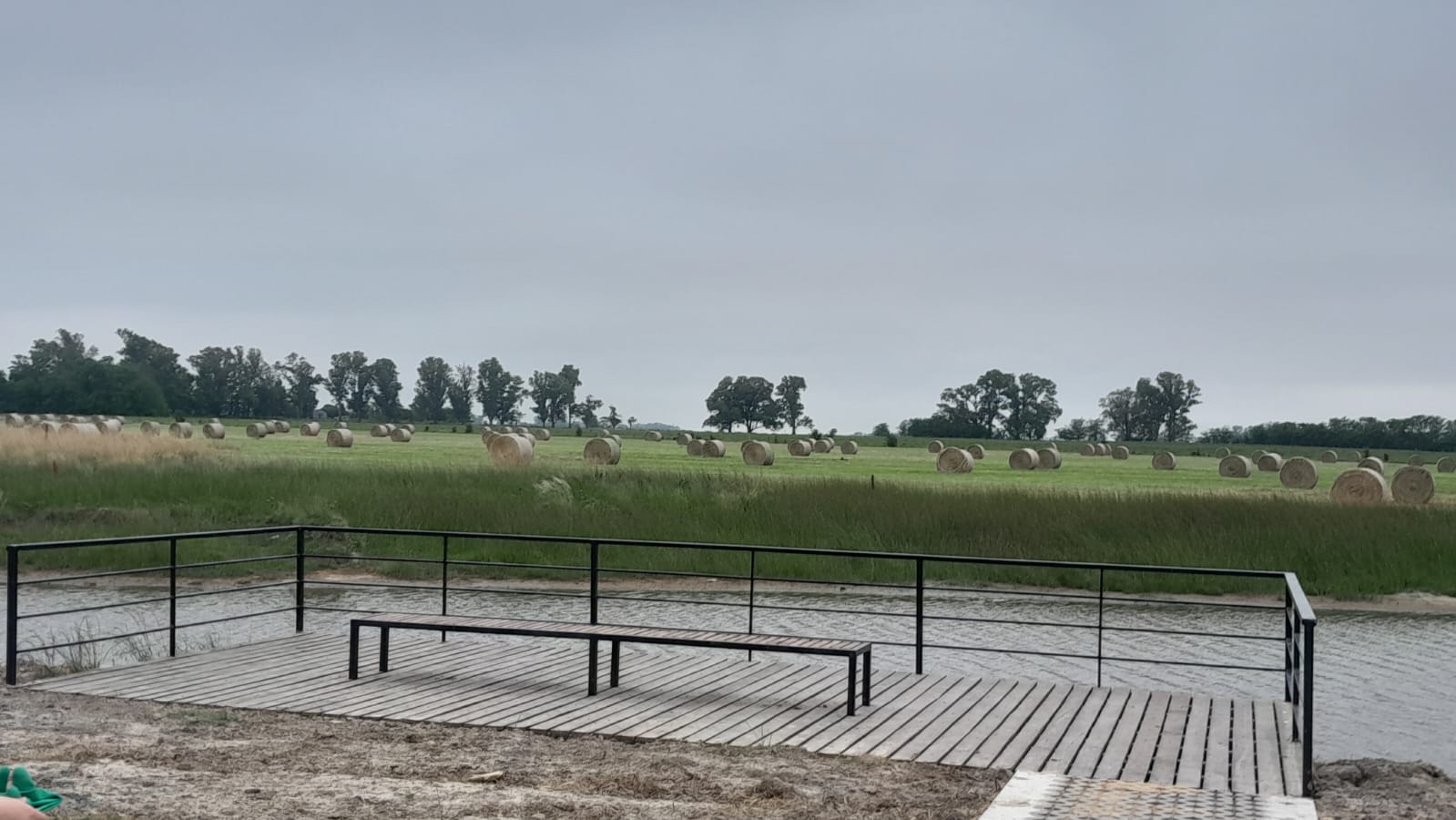 Paseo Ribereño Arroyo Los Leones. Suipacha.