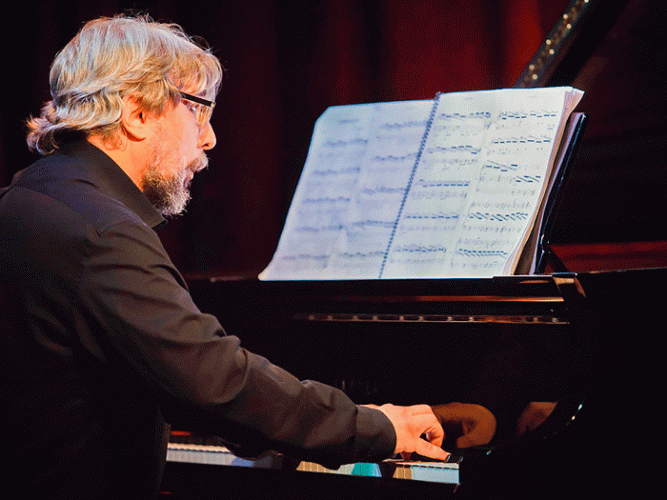 “Poetas, diablos, pueblos y visiones en blanco y negro”, a cargo del pianista Claudio Espector y destinado a las infancias, se r