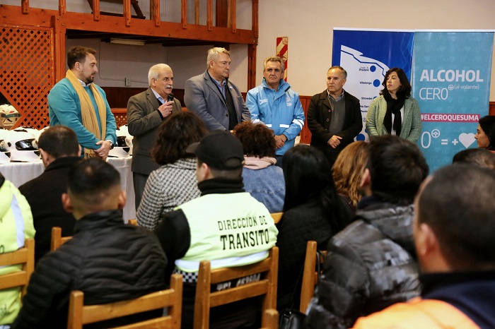 El Ministro D'Onofrio con el Intendente Marino y vecinos.