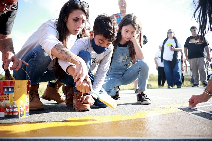 En el simbólico homenaje se pintaron dos estrellas amarillas