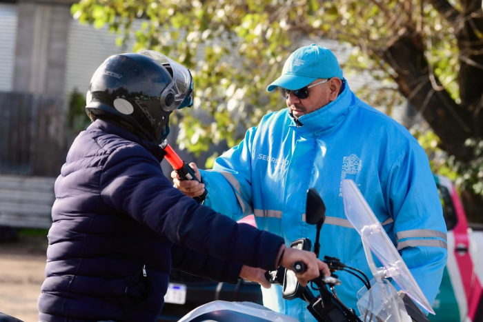 El personal de Transporte verificará los requisitos para una conducción segura.