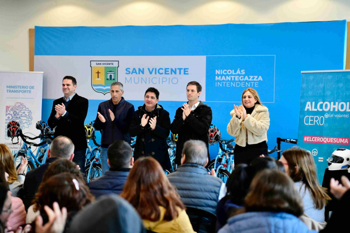 Marinucci y Mantegazza entregaron cascos a motociclistas sanvicentinos.