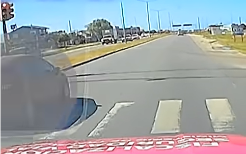 La conductora casi provoca una tragedia al incumplir el artículo 22 de la norma.