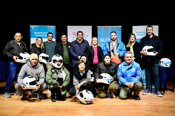 Los subsecretarios Contreras y Mayol con el Intendente Walker y vecinos de Pila.