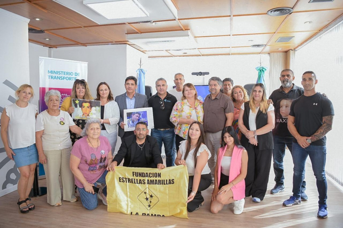 Marinucci y autoridades junto a referentes de Estrellas Amarillas. Marinucci y autoridades junto a referentes de Estrellas Amarillas.