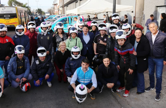 En Don Torcuato, agentes de Seguridad Vial concientizaron sobre el casco.
