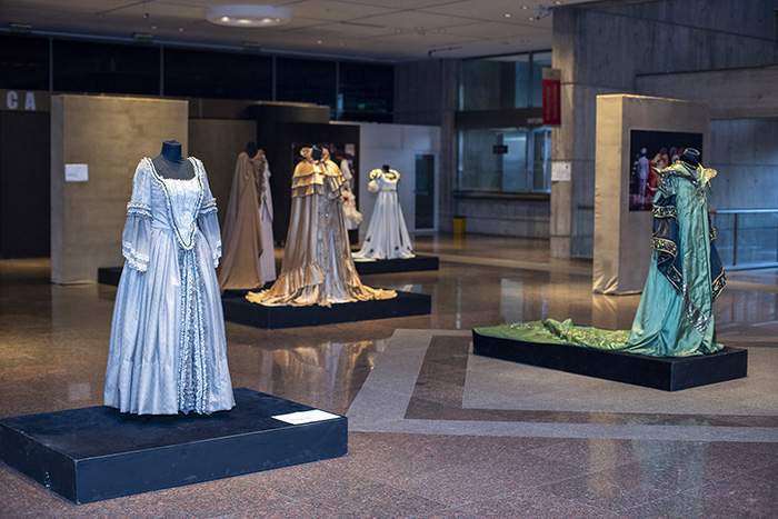 Muestra "Mujeres de las artes" en el Teatro Argentino.