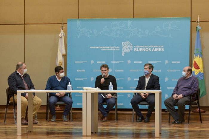 Rodolfo Macera, presenciando el acto de apertura de ofertas junto a intendentes