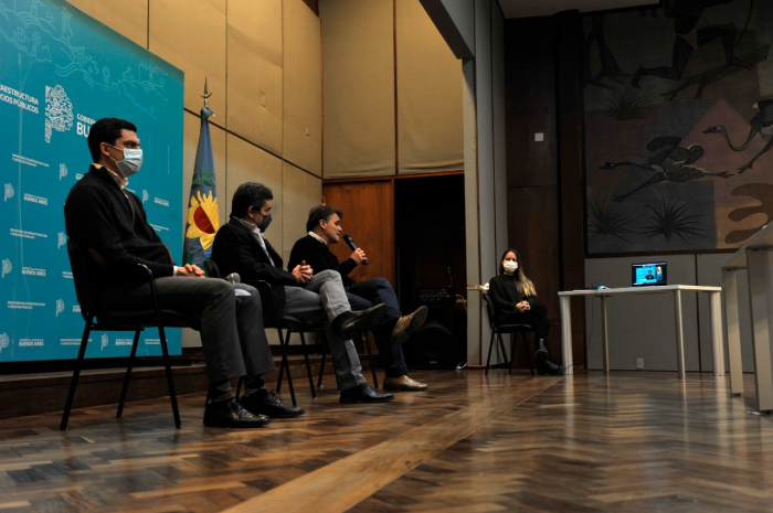 Macera y equipo de la Subsecretaría, durante el acto de la licitación número 100