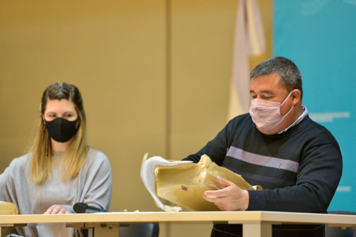 Acto de apertura de sobres en el Auditorio "Ing. Huergo"