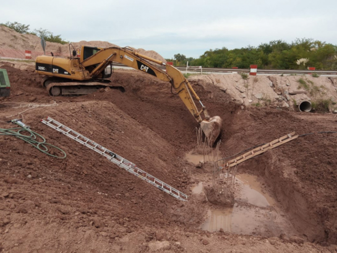 Tareas de construcción del nuevo puente de acceso a Goldney–Olivera