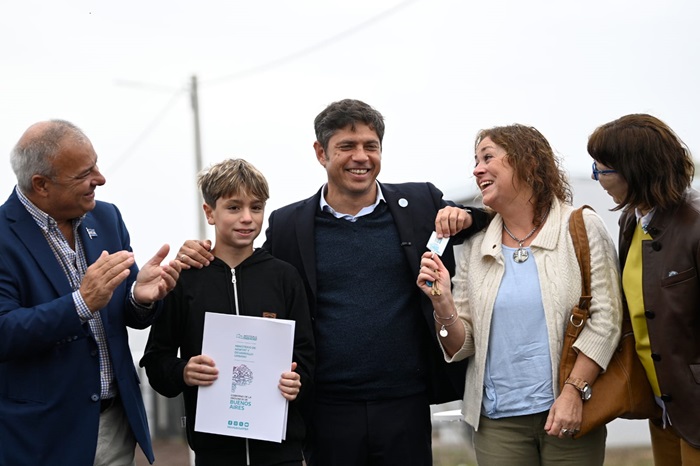 Kicillof, Batakis y Bordoni en la entrega de llaves.