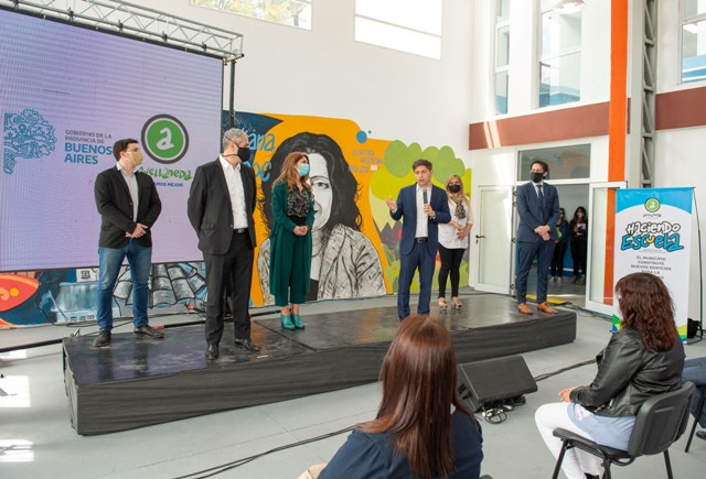 Axel Kicillof en la inauguración de edificio escolar