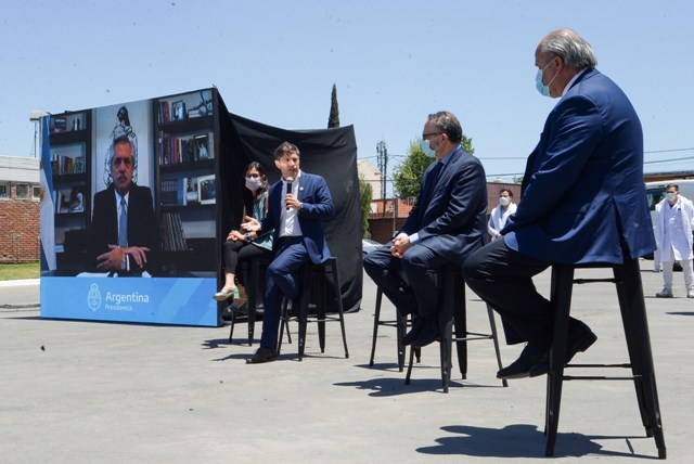 Axel Kicillof visitó las instalaciones del Frigorífico Rioplatense 