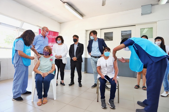 Kicillof y Vizzotti visitaron una posta de vacunación en Morón