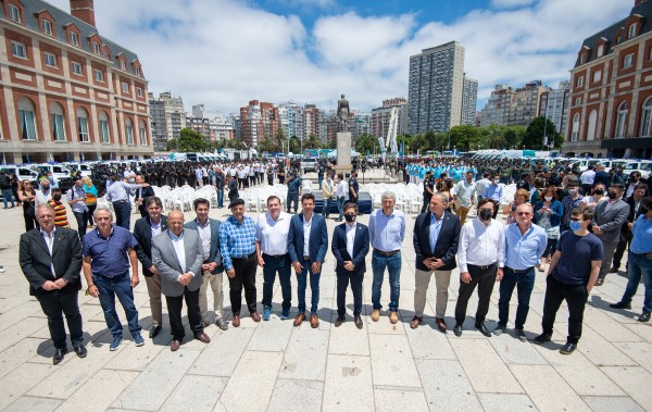 Axel Kicillof junto a ministros e intendentes