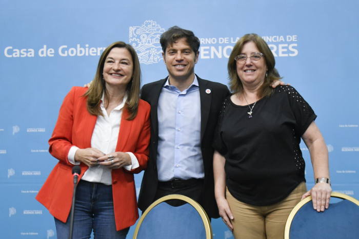 El Gobernador Axel Kicillof junto a Estela Díaz y Lidia Fernández.