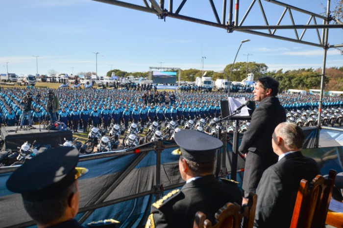 Kicillof tomó juramento de fidelidad a la Bandera Nacional a cadetes de la Policía de la Provincia