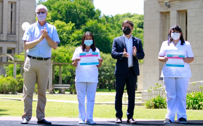 Kicillof y Gollan entregaron un diploma de reconocimiento a quienes finalizaron el curso de Vacunadores Covid-19