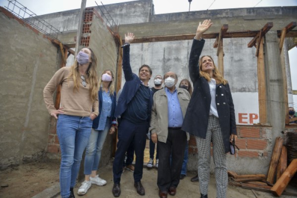 Kicillof recorriendo los avances de la obra junto a las autoridades.