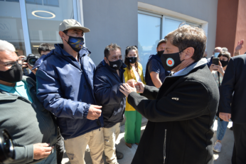 Kicillof junto a los trabajadores de la obra.