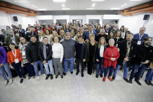 Axel Kicillof junto a autoridades, delegados y delegadas regionales.