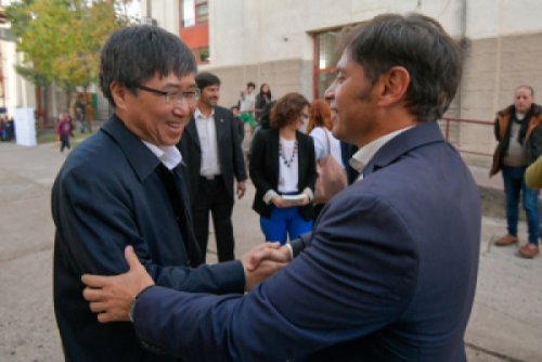 Axel Kicillof junto al economista surcoreano Ha-Joon Chang.