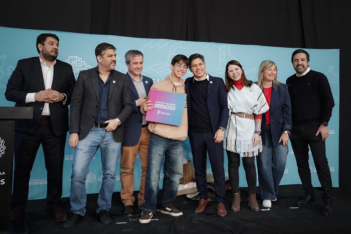 Kicillof entregó escrituras gratuitas a familias de Lobería Axel Kicillof
