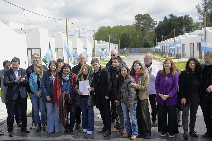 Kicillof entregó viviendas en La Plata Axel Kicillof