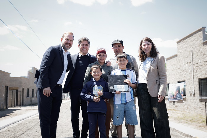 Kicillof entregó viviendas a familias de Tristán Suárez Axel Kicillof