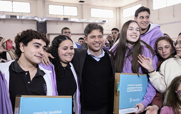 El Gobernador junto a estudiantes de General Arenales