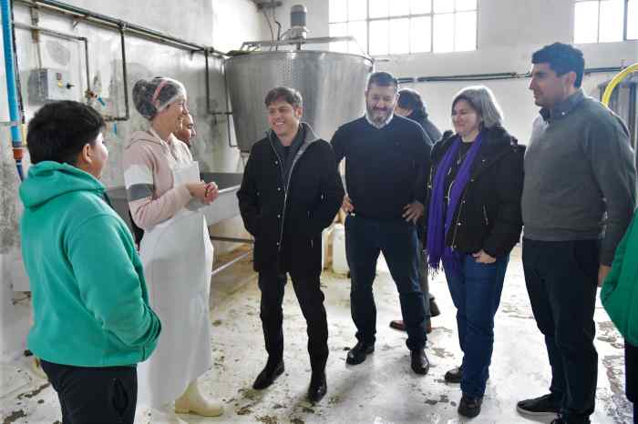 Kicillof recorrió la fábrica láctea de la Escuela Secundaria Agraria N°1