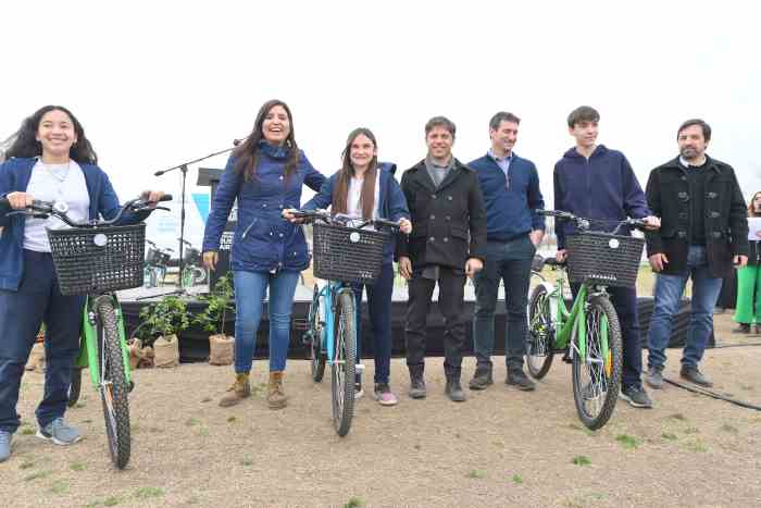 Kicillof puso en marcha una ambulancia y entregó bicicletas en Pellegrini