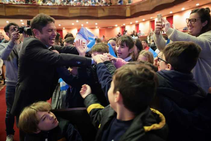 Kicillof encabezó la ceremonia de promesa a la Bandera Nacional de estudiantes bonaerenses