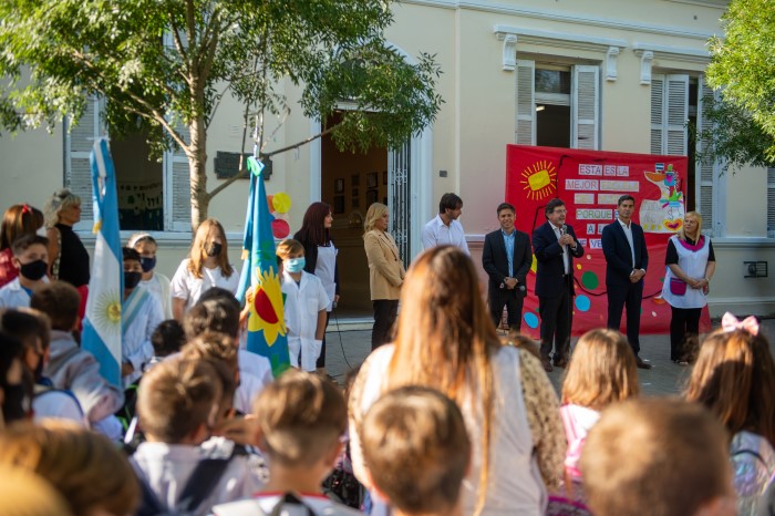 Kicillof en la sede de la Primaria N°6 “Martín Tornquist” de Punta Indio