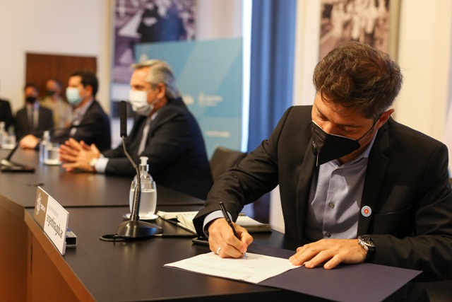 Fernández y Kicillof firmaron convenios con la CAF 