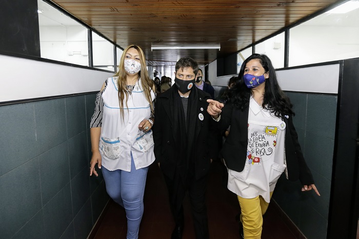 Axel Kicillof durante el recorrido del establecimiento educativo 