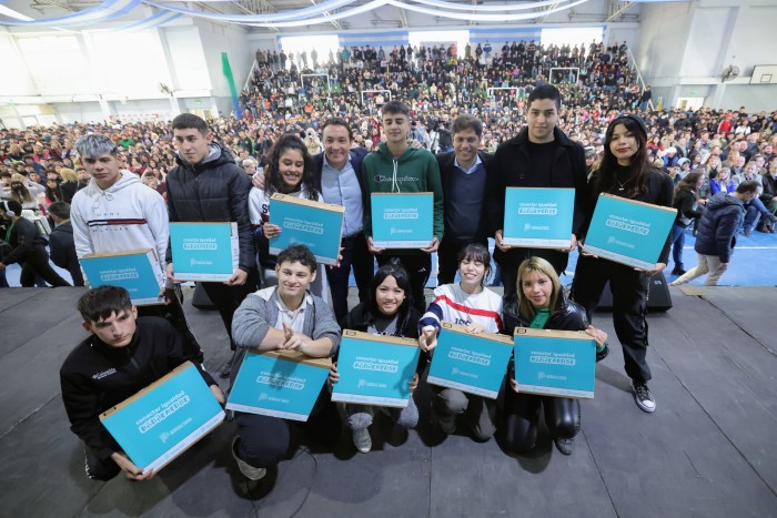 Kicillof entregó 2.150 computadoras a estudiantes de Florencio Varela