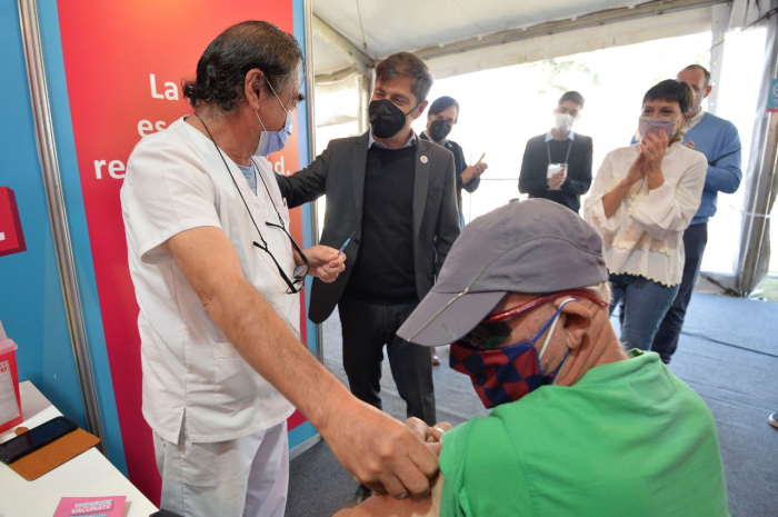 Kicillof y Mendoza visitaron el operativo de vacunación en el parque cervecero