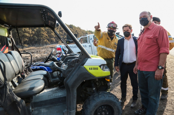 Kicillof recorrió la zona de Miramar donde se incendiaron 240 hectáreas