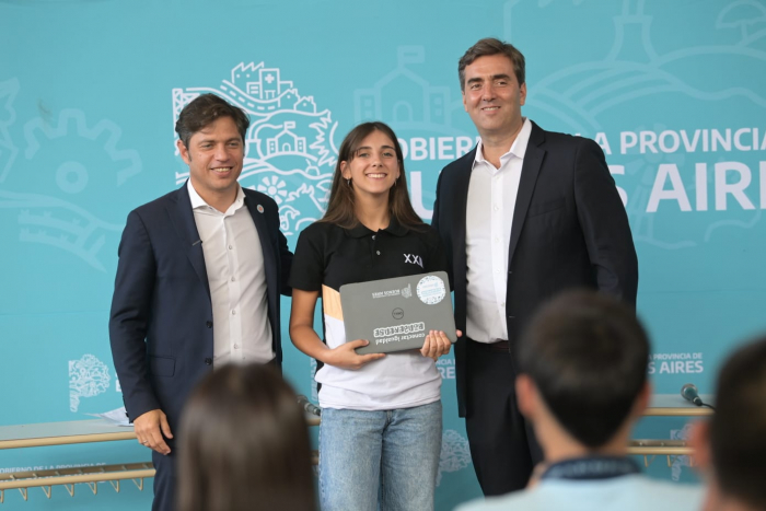 Kicillof encabezó la entrega de 251 netbooks a estudiantes de Luján