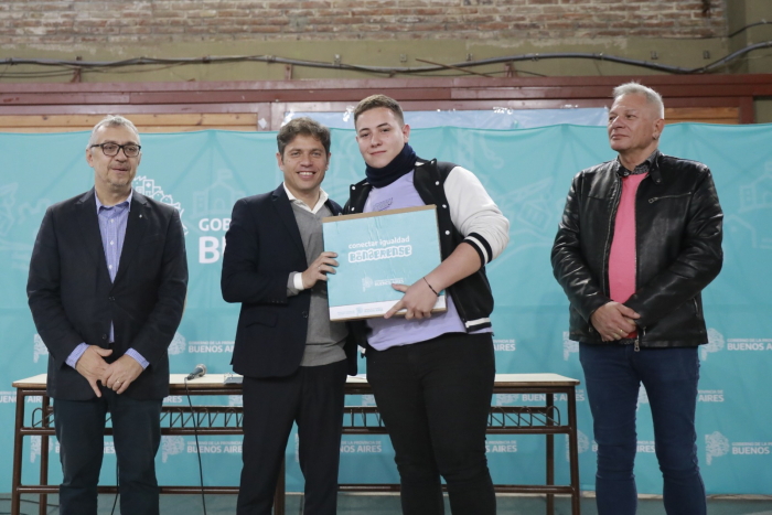 Kicillof entregó computadoras a estudiantes de San Isidro