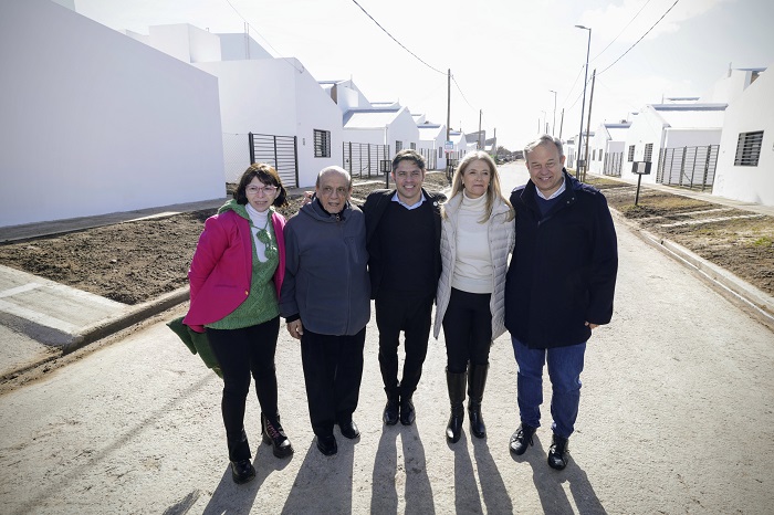 Kicillof y Magario entregaron 110 viviendas a familias de Berazategui