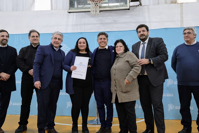 El Gobernador durante el acto de entrega de 1.331 escrituras.
