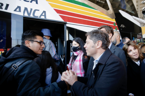 Axel Kicillof junto a un estudiante beneficiado por el programa provincial.