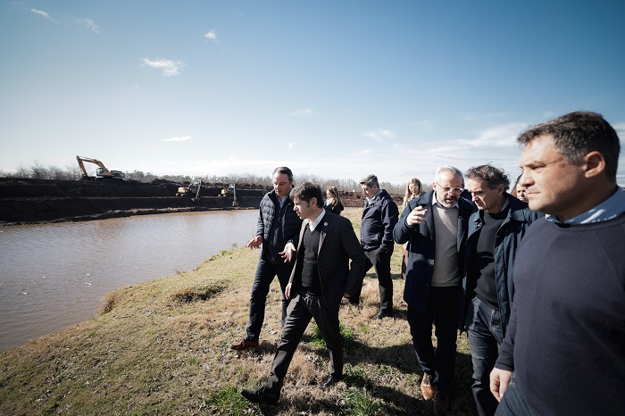 Kicillof recorrió los avances de la obra de adecuación del cauce del Río Areco
