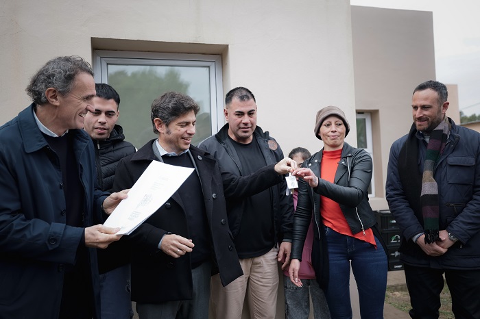 Kicillof entregó viviendas y escrituras a familias de Tapalqué