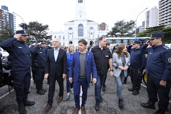 El Gobernador durante la puesta en funcionamiento de los patrulleros.