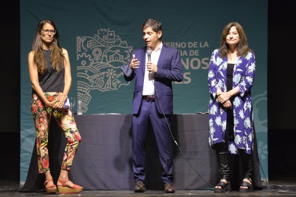 Axel Kicillof junto a las ministras Elizabeth Gómez Alcorta y Estela Díaz.